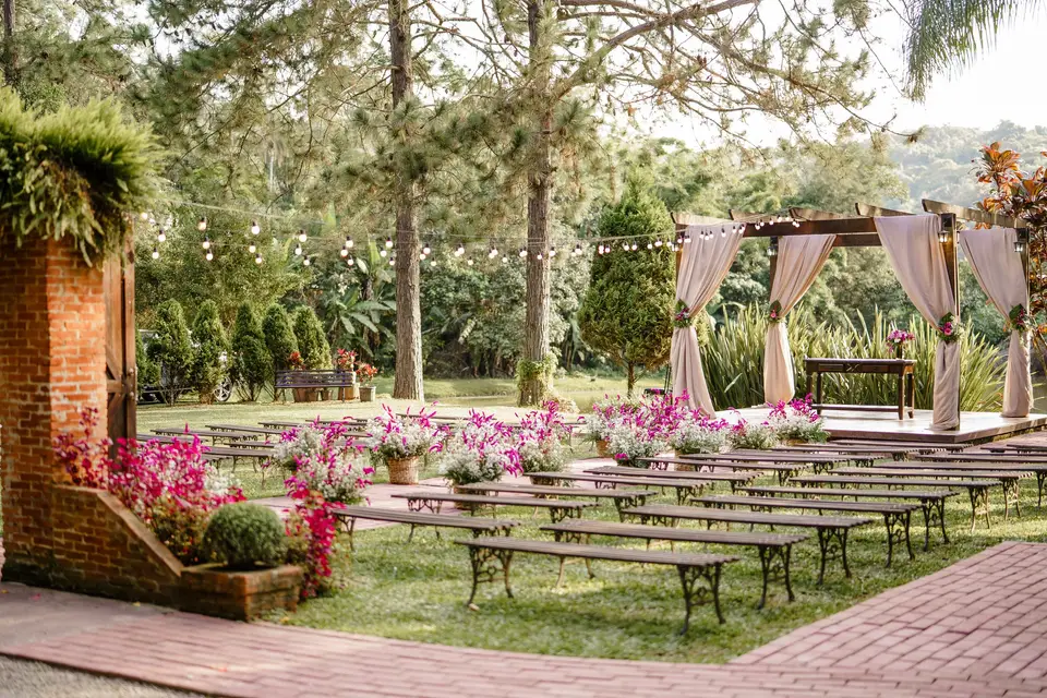 Kasaqui eventos. Foto do local com palco de cerimônias a céu aberto e florido.