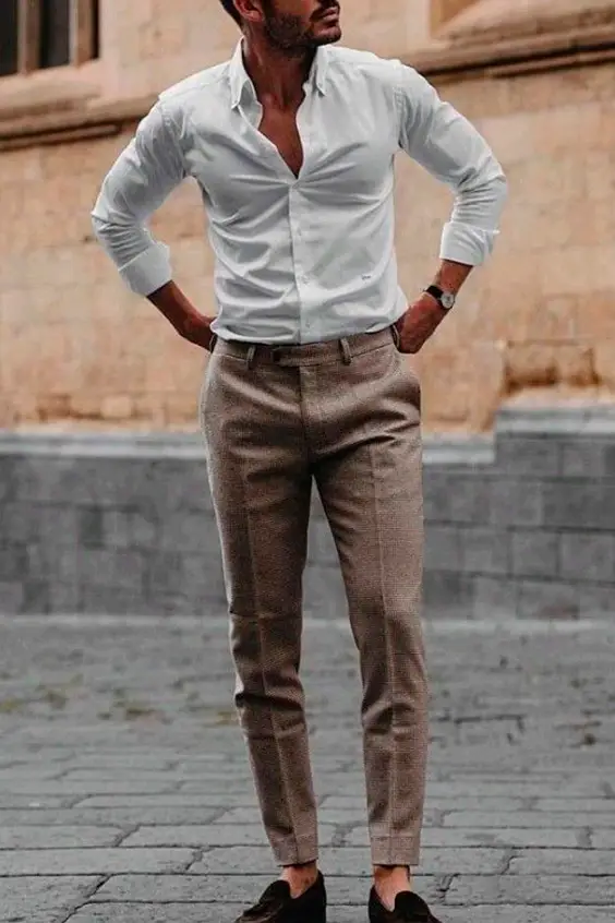 Homem vestindo roupa sport fino.