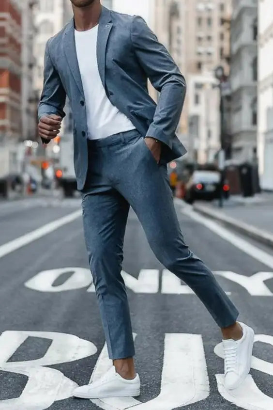 Homem vestindo roupa sport fino.