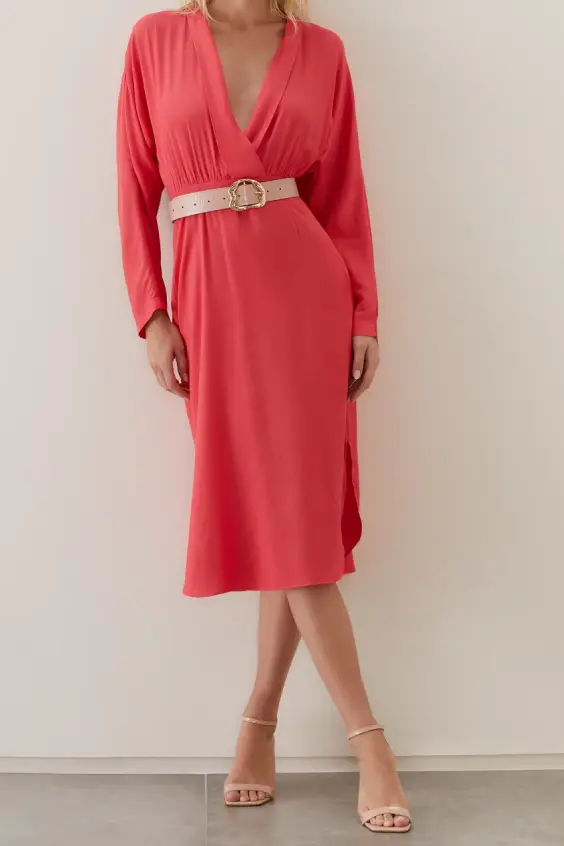 Mulher vestindo roupa sport fino.