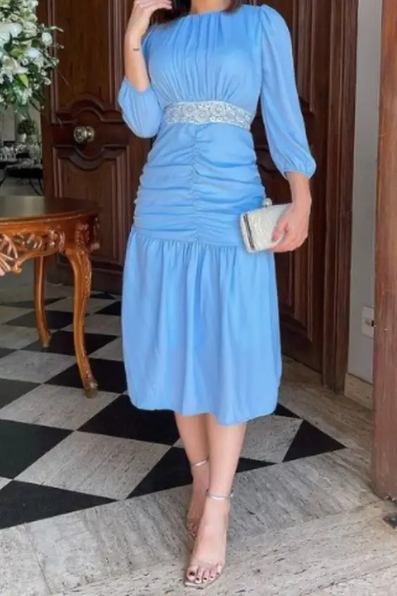 Mulher vestindo roupa sport fino.